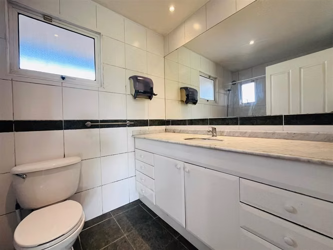 Casa en venta de 5 dormitorios, 4 baños, Chicureo , Colina.