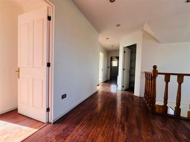 Casa en arriendo de 5 dormitorios, 4 baños, Chicureo, Colina