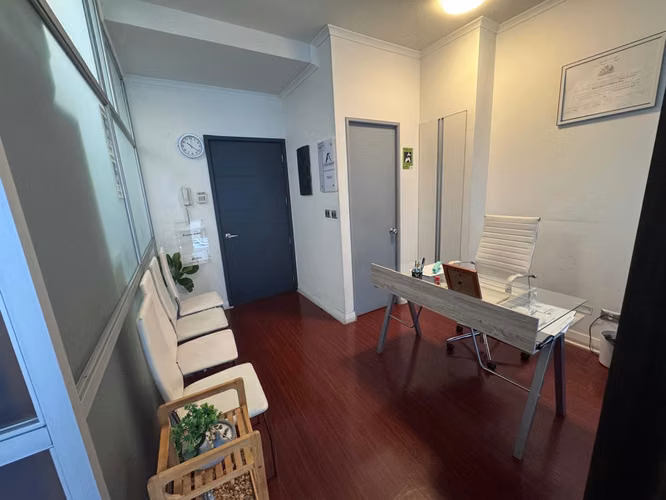  Excelente oficina en arriendo, ubicada en el reconocido Centro de Negocios Uribe, en un entorno profesional, seguro y de fácil acceso.