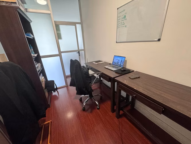  Excelente oficina en arriendo, ubicada en el reconocido Centro de Negocios Uribe, en un entorno profesional, seguro y de fácil acceso.