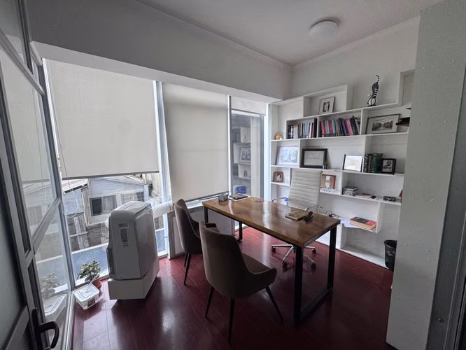 Excelente oficina en arriendo, ubicada en el reconocido Centro de Negocios Uribe, en un entorno profesional, seguro y de fácil acceso.