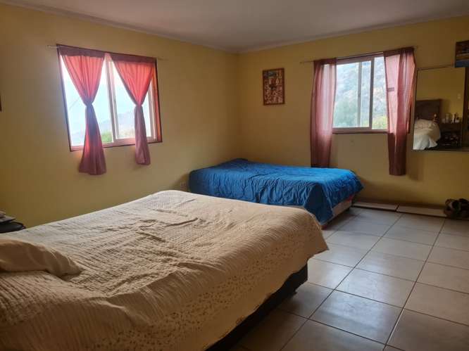 Parcela con amplia Casa Piscina Árboles Frutales