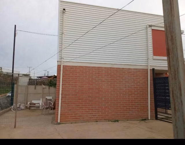 Se arrienda acogedora casa de dos pisos en  Villa alemana en Condominio los Almendros