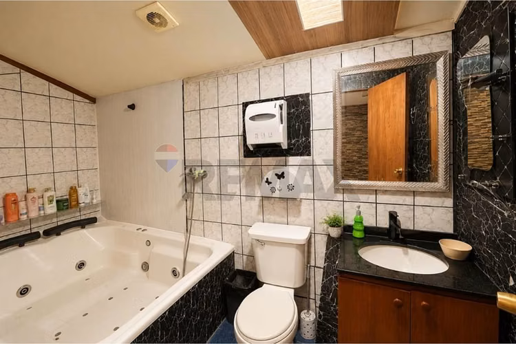 Casa esquina con segunda vivienda independiente