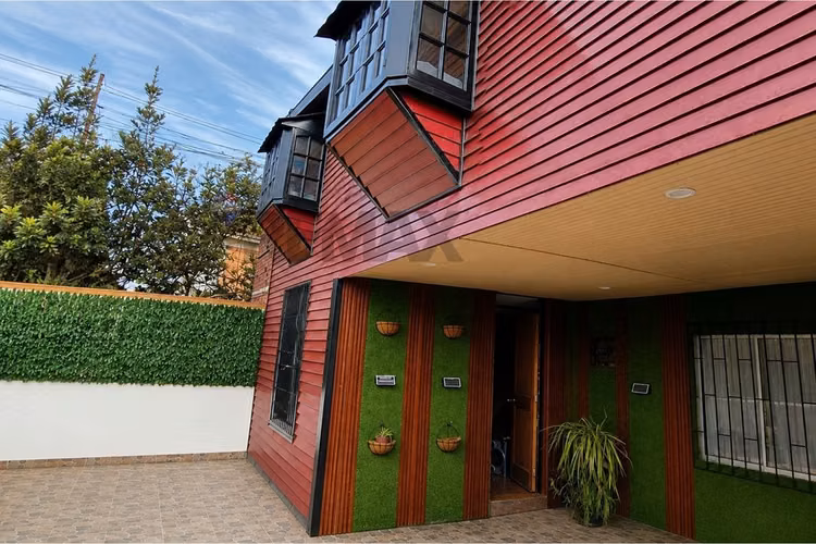 Casa esquina con segunda vivienda independiente