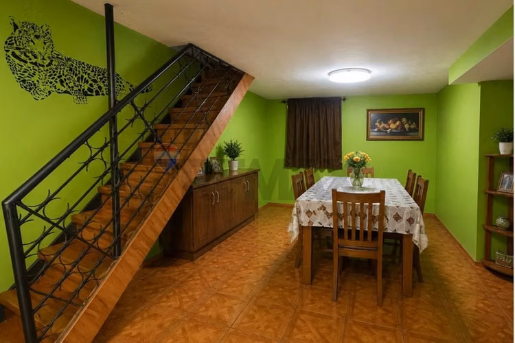 Casa esquina con segunda vivienda independiente