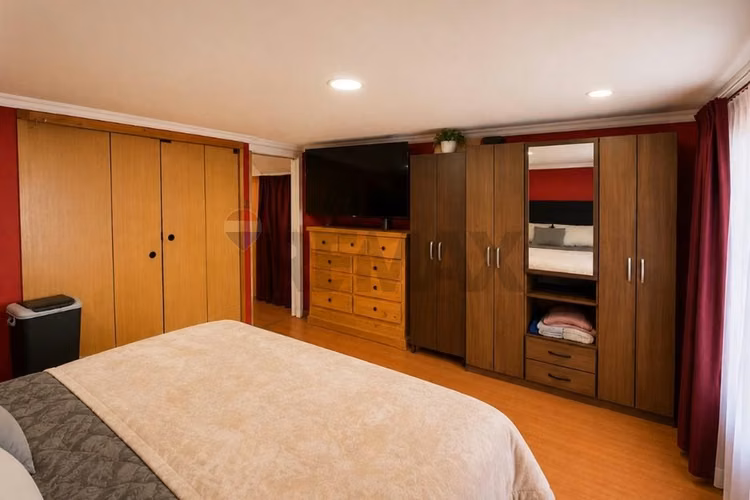 Casa esquina con segunda vivienda independiente