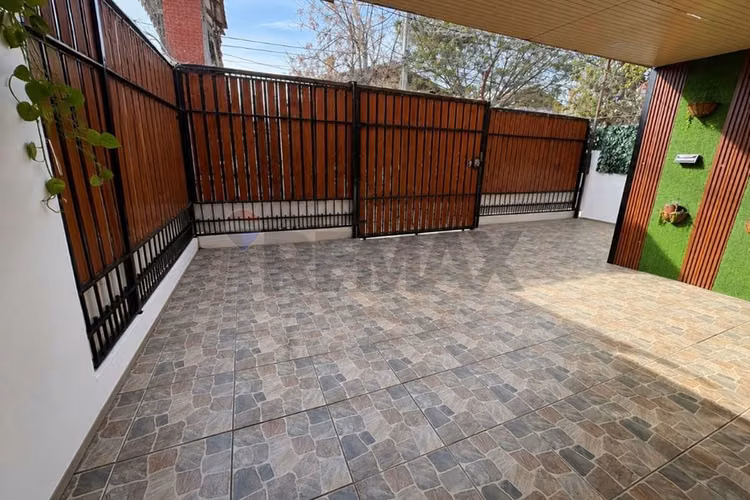 Casa esquina con segunda vivienda independiente
