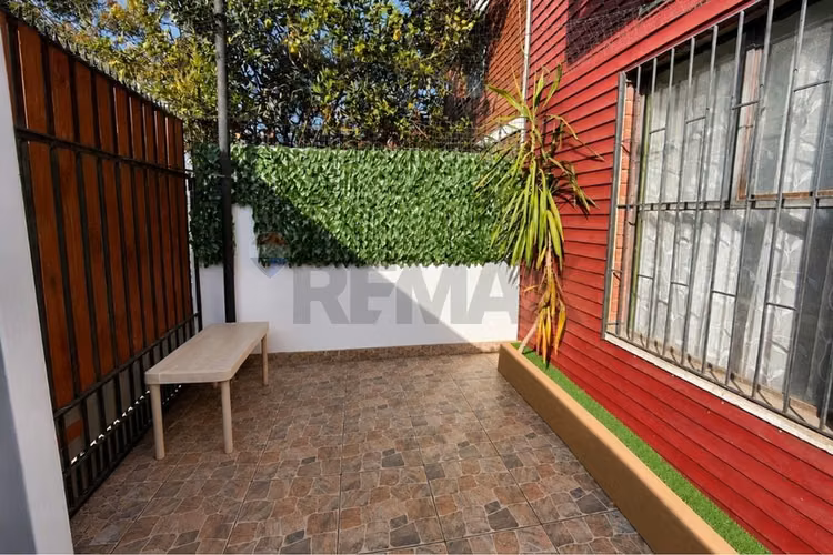 Casa esquina con segunda vivienda independiente