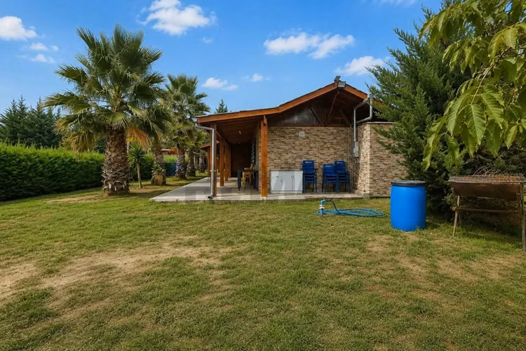 Parcela con casa y piscina en condominio