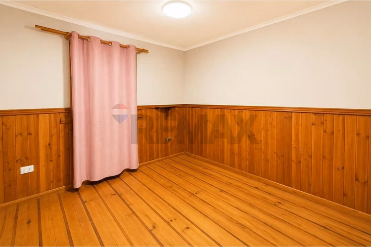Parcela con casa y piscina en condominio