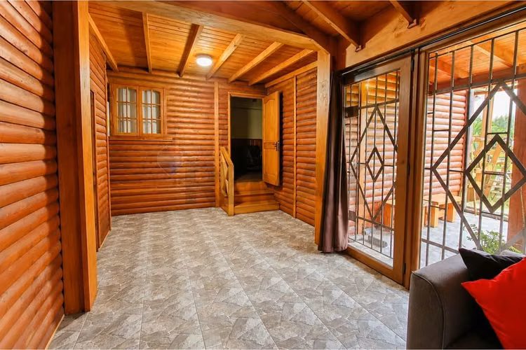 Parcela con casa y piscina en condominio