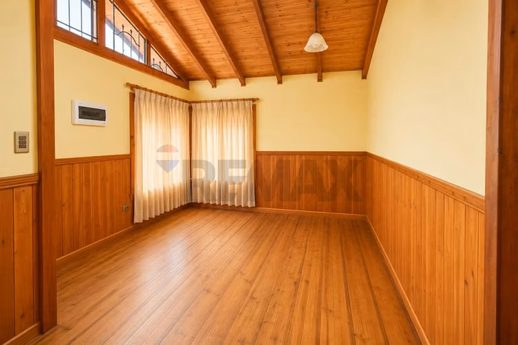 Parcela con casa y piscina en condominio
