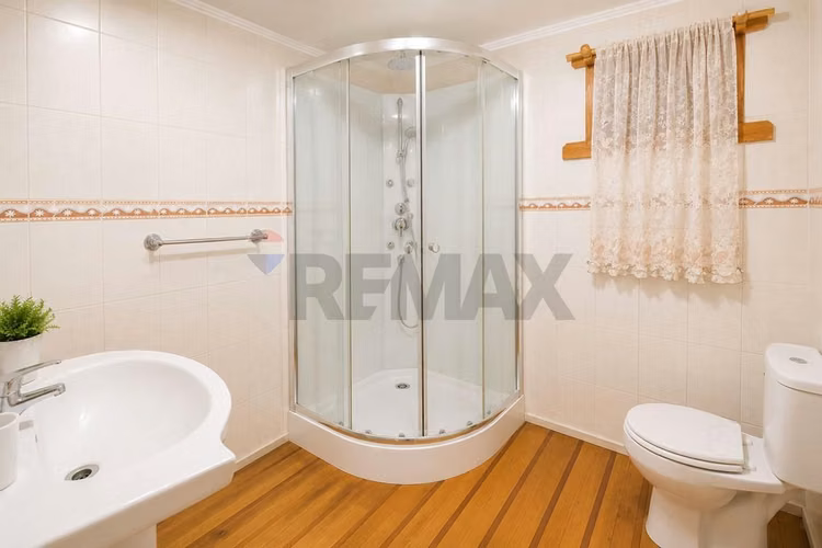 Parcela con casa y piscina en condominio