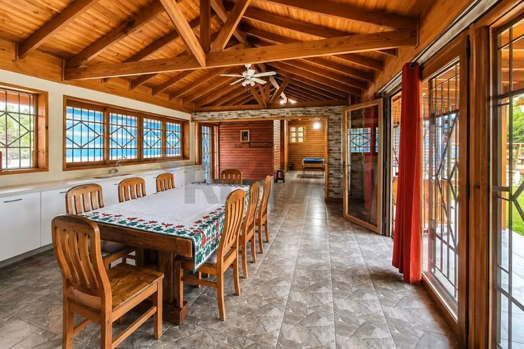 Parcela con casa y piscina en condominio