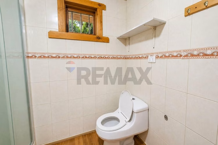 Parcela con casa y piscina en condominio