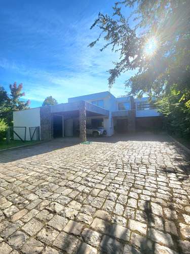 VENTA ESPECTACULAR CASA EN CLUB DE GOLF 7 RIOS, LOS ANGELES