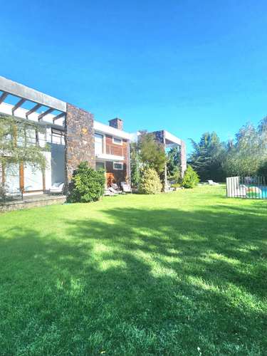 VENTA ESPECTACULAR CASA EN CLUB DE GOLF 7 RIOS, LOS ANGELES