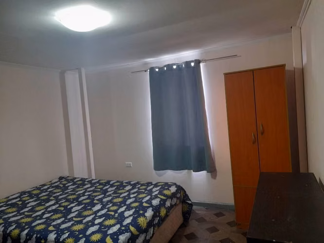 Pieza amplia amoblada