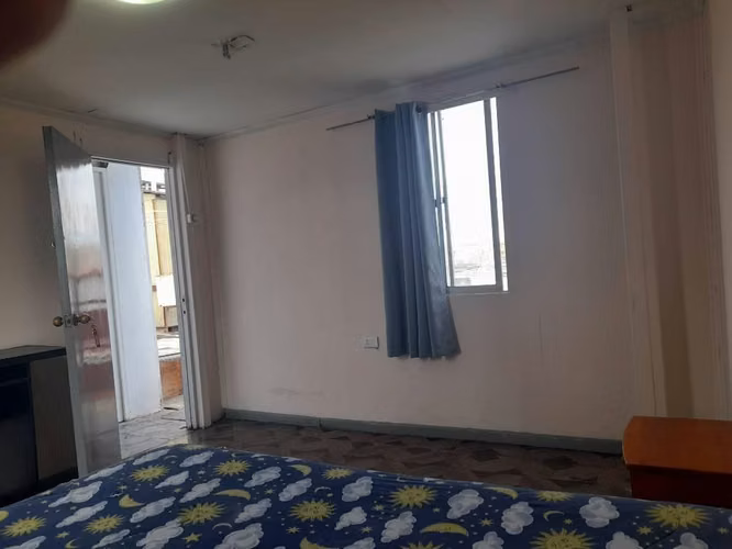 Pieza amplia amoblada