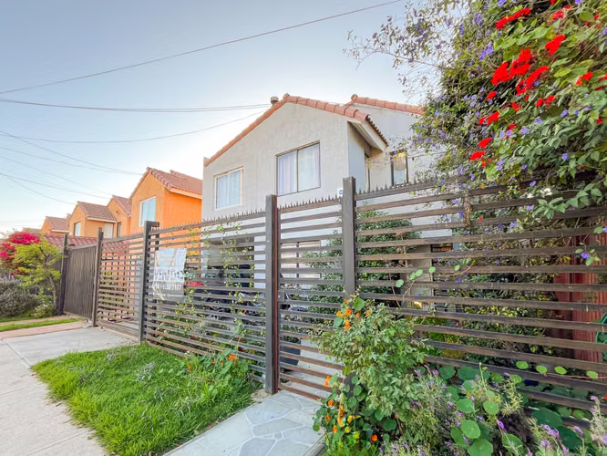 CASA EN VENTA A PASOS DE AVENIDA GABRIELA MISTRAL, LA SERENA.