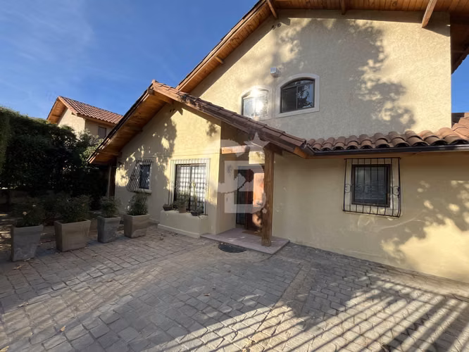 Casa de ensueño con ubicación y diseño excepcionales.