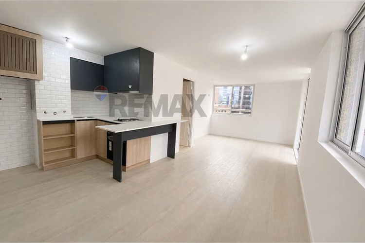 Estudio recién remodelado, barrio el golf
