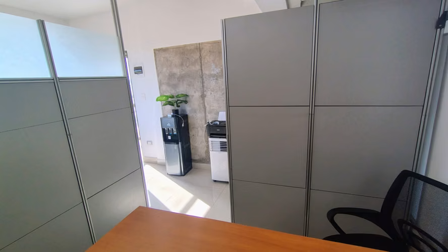 Oficina amoblada 2 privados . Baño privado más baño general para discapacitados .