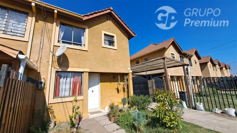 Casa en venta de 3d 3b 3 estacionamientos en Talagante