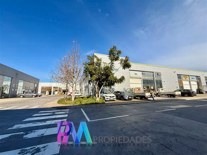 Gran Bodega en venta con oficinas en Renca