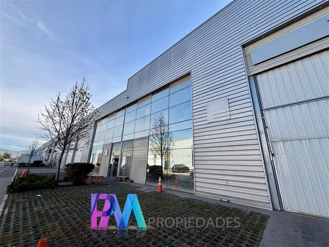 Gran Bodega en venta con oficinas en Renca
