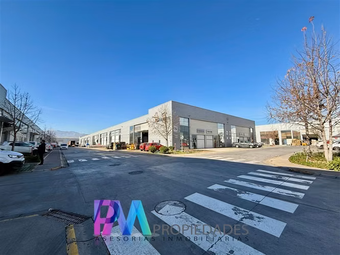 Gran Bodega en venta con oficinas en Renca