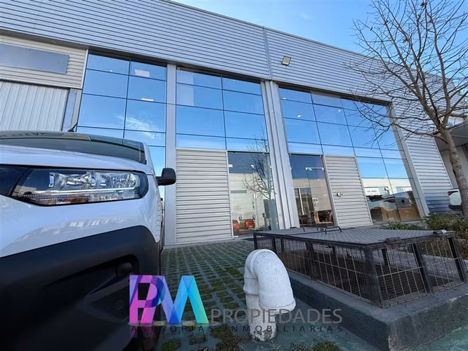 Gran Bodega en venta con oficinas en Renca