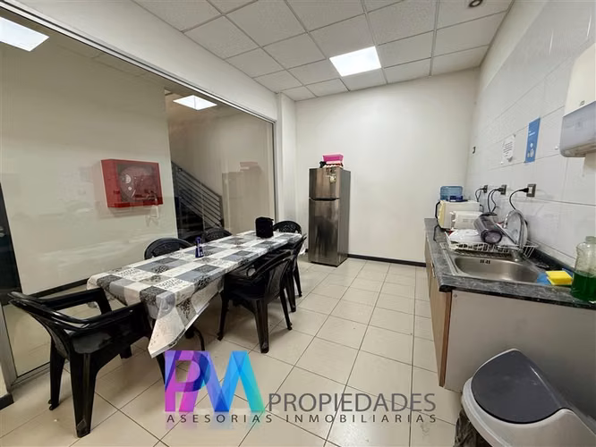 Gran Bodega en venta con oficinas en Renca
