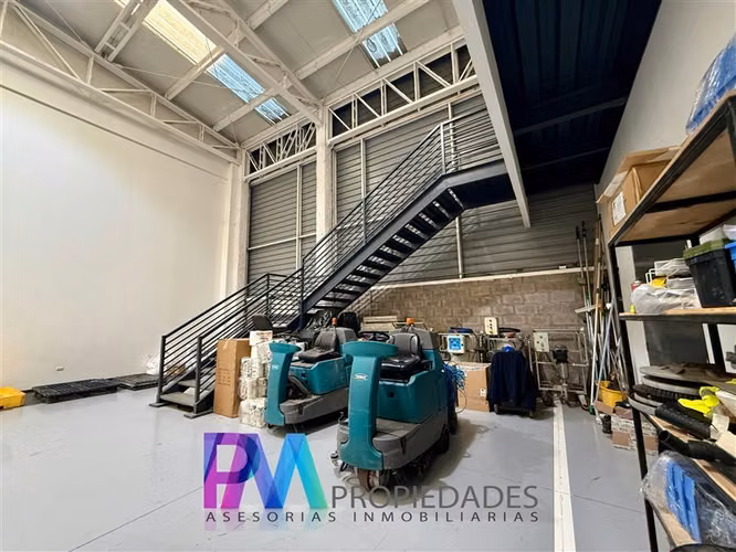 Gran Bodega en venta con oficinas en Renca