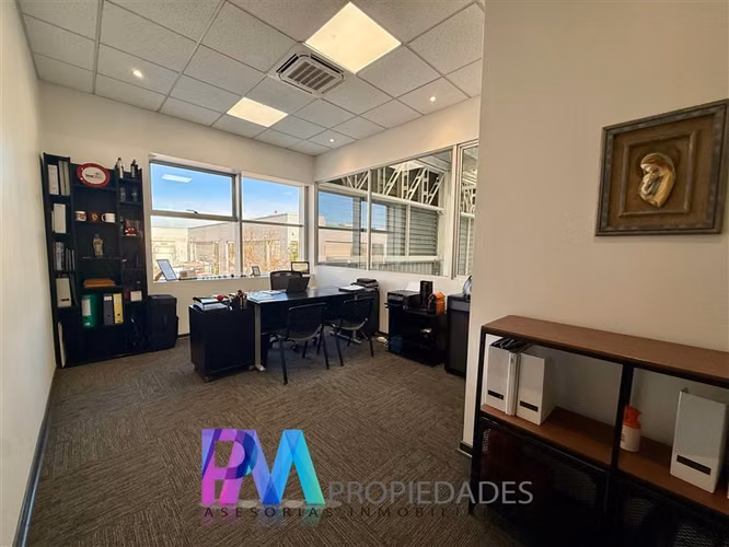 Gran Bodega en venta con oficinas en Renca