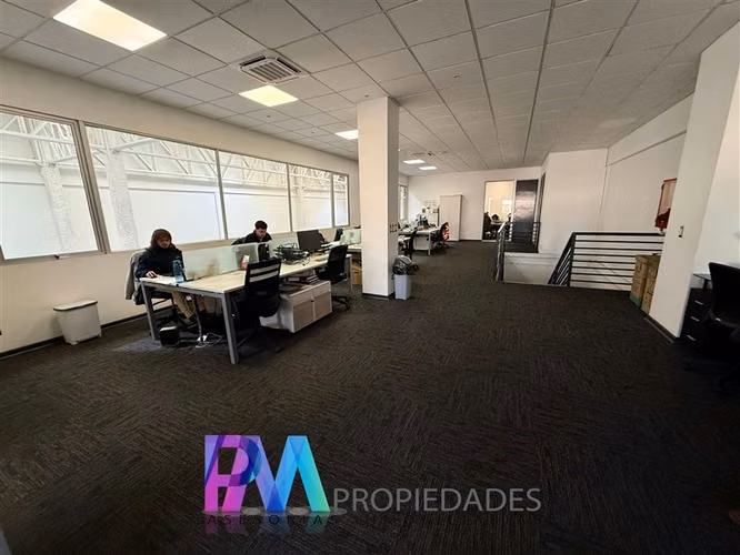 Gran Bodega en venta con oficinas en Renca