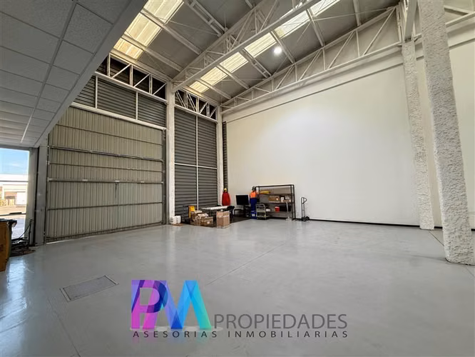 Gran Bodega en venta con oficinas en Renca