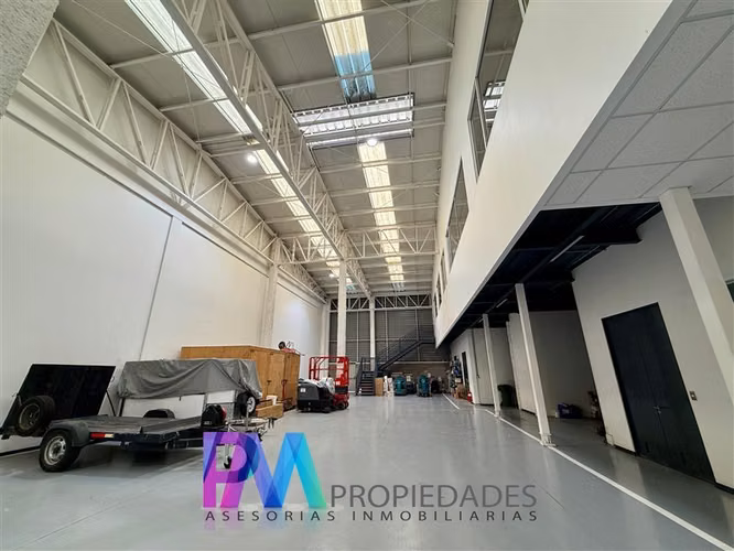 Gran Bodega en venta con oficinas en Renca