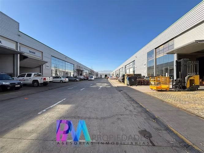 Gran Bodega en venta con oficinas en Renca