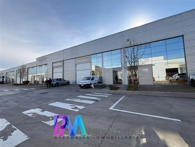 Gran Bodega en venta con oficinas en Renca