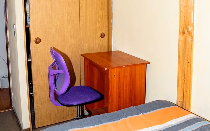 Combo cama, velador, mesa escritorio, silla
