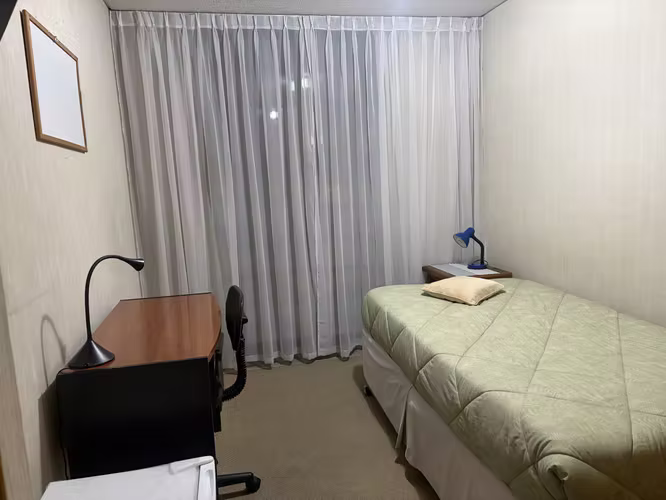 Arriendo pieza luminosa con uso exclusivo de baño en Las Condes
