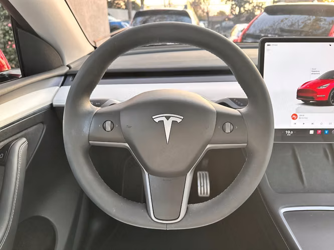 TESLA MODEL Y PERFORMANCE 4X4  2025