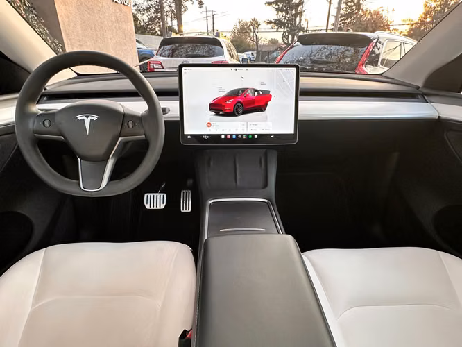 TESLA MODEL Y PERFORMANCE 4X4  2025