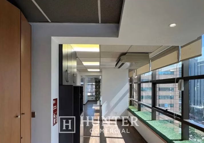 Oficina 211 m2 pasos metro Escuela Militar, Las Condes