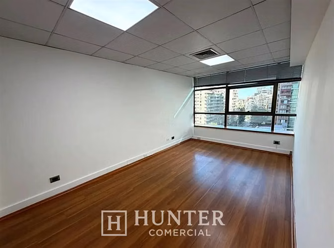 Oficina 100 M2, 4 Privados pasos Metro E.Militar Las Condes