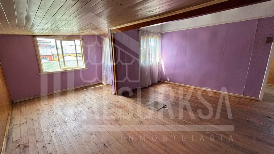 SE VENDE CASA CON AMPLIO TERRENO, AL LADO DE ESCUELA LIBERTAD