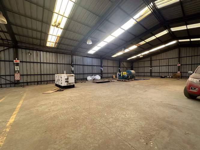 Arriendo Industrial  terreno 5000 m2 - Oficinas y Galpón