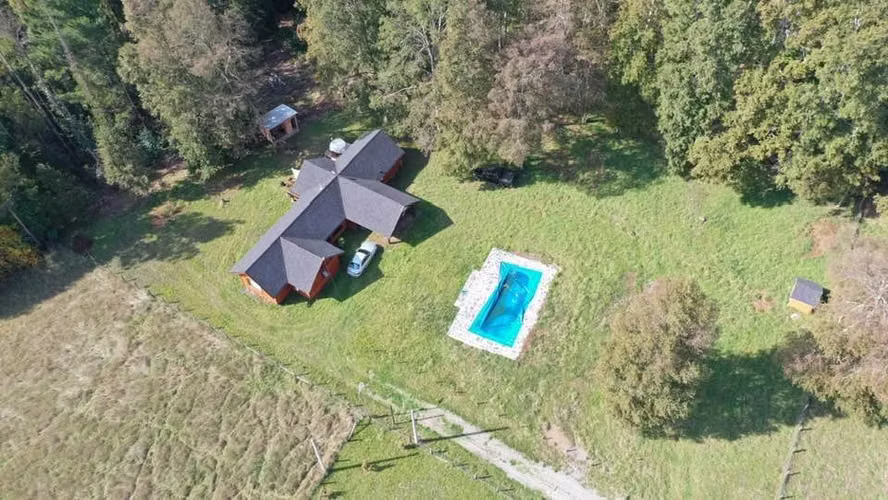 Exclusiva Parcela con Casa de Alto Nivel y Piscina | Entorno Natural Privilegiado